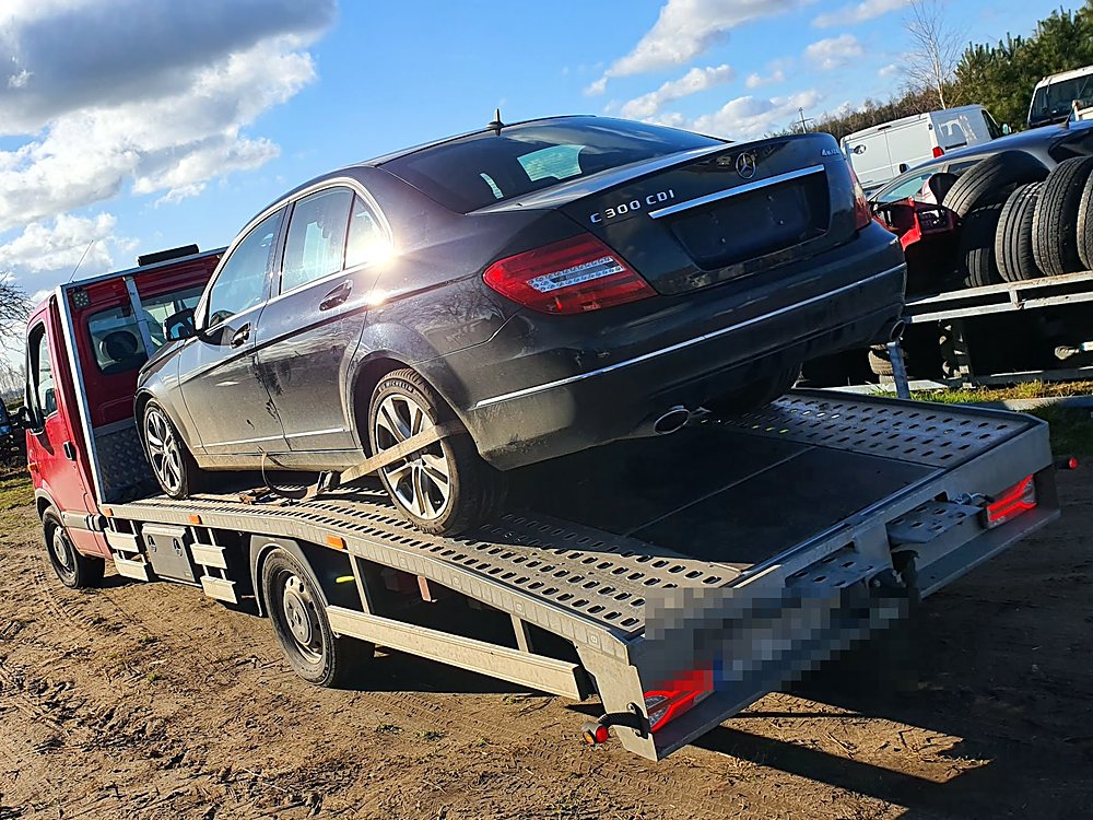 Mercedes klasy C na platformie lawety