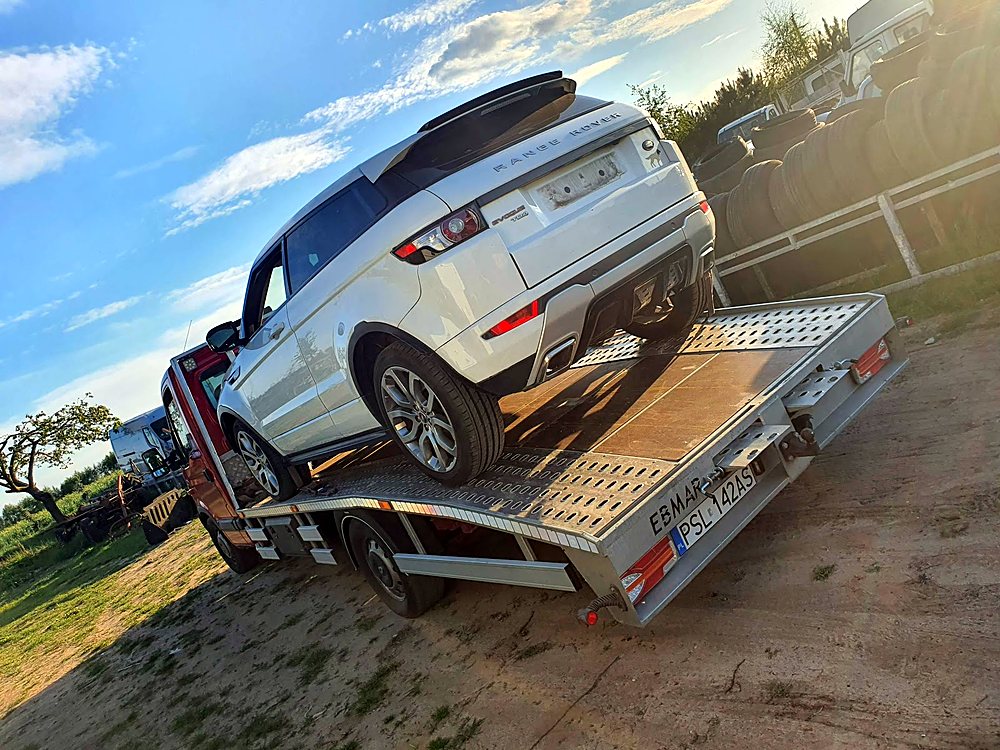 SUV wciągany na platformę lawety