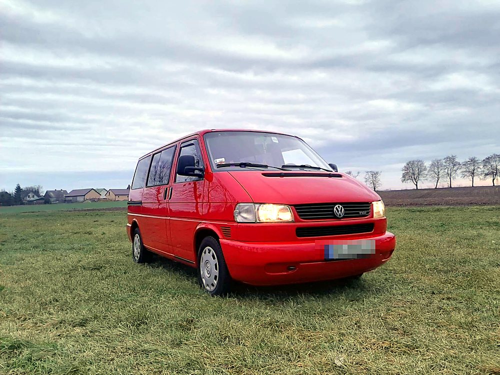 Czerwony bus na osiem osób